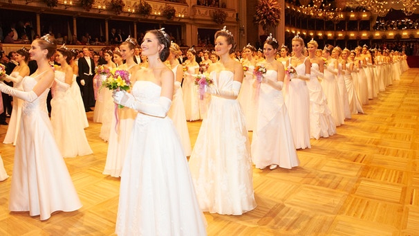Ganz in Weiß mit einem Blumenstrauß: Die Debütantinnen des Wiener Opernballs | Bild: Wiener Staatsoper/Michael Pöhn