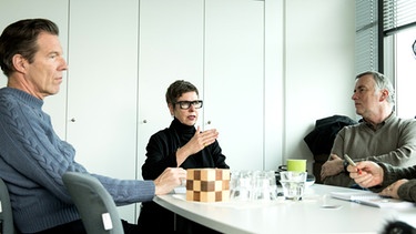 Zu Besuch beim BR-Magazin: Die Produzenten der Doku-Reihe Uwe von Schumann (links) und Jürgen A. Knoll (rechts) mit ARD-alpha- Redakteurin Eva-Maria Steimle | Bild: Marina Giglinger