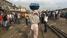 Nigeria: Wasserverkäuferin trägt PET-Wasserflaschen auf dem Kopf. | Bild: WDR/WDR/DokLab GmbH