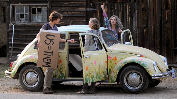 Zoe (Elizabeth Olsen) und Jake (Nat Wolff) bewundern Oma Graces (Jane Fonda, rechts) seltsames Fortbewegungsmittel. | Bild: ARD Degeto