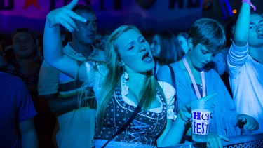 Junge Frau im Dirndl tanzt auf dem Heimatsoundfestival 2015 | Bild: BR/Markus Konvalin