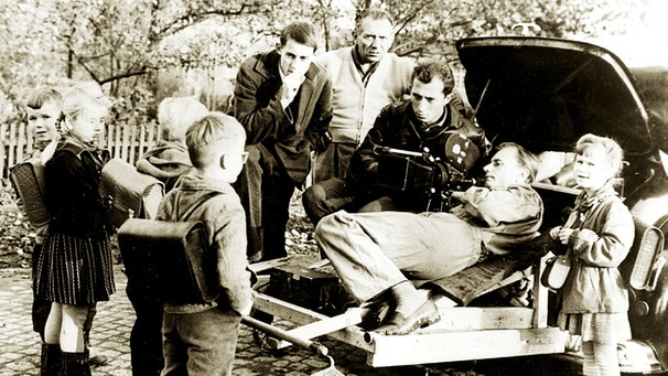Herbst 1961: Regisseur Winfried Junge (hinten links) und sein Team interviewen Kinder aus dem Ort Golzow | Bild: BR/Progress Film-Verleih/Hans Dumke/Winfried Junge