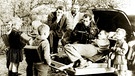 Herbst 1961: Regisseur Winfried Junge (hinten links) und sein Team interviewen Kinder aus dem Ort Golzow | Bild: BR/Progress Film-Verleih/Hans Dumke/Winfried Junge