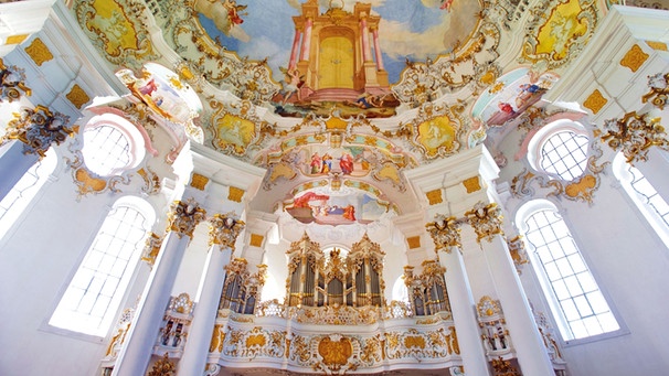 Rokoko vom Feinsten bietet die Wieskirche in Steingaden | Bild: mauritius-images/Wolfgang Filser