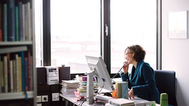 Redakteurin Judith Heitkamp in ihrem Büro zwischen Bücher- und Manuskriptstapeln | Bild: BR/Lisa Hinder