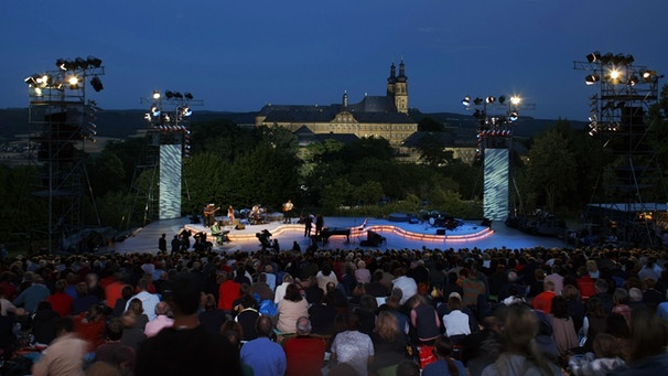 Der Blick auf die Bühne bei "Songs an einem Sommerabend" auf der Klosterwiese vor Kloster Banz in Bad Staffelstein. | Bild: BR/Foto Sessner