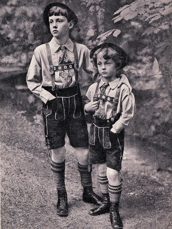 Wittelsbacher in Tracht: Die Prinzen Luitpold und Albrecht von Bayern auf einer Postkarte um 1910 | Bild: Public Domain