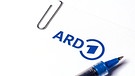 Rechtsgrundlagen: ARD - das ARD-Logo auf einem Blatt Papier | Bild: BR/Markus Konvalin