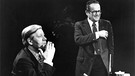 Rudolf Mühlfenzl (rechts) in einer ARD-Fernsehdiskussion mit Bundeskanzler Helmut Schmidt rauchend (links), 1970er Jahre | Bild: Privat