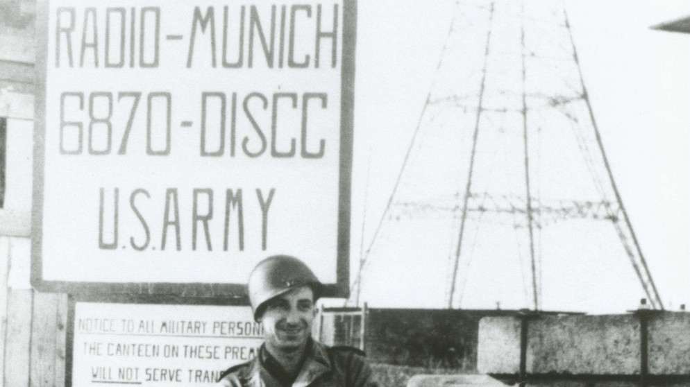 Amerikanischer Besatzungssoldat vor dem Senderturm Ismaning. Nach dem Kriegsende 1945 besetzte die amerikanische Militärregierung den Sender Ismaning und sendete am 12. Mai 1945 von hier aus die erste Sendung von „Radio Munich“. | Bild: BR / Historisches Archiv