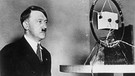 Hitler Rundfunkansprache, Berlin, 1.Februar 1933, 22 Uhr; erste Rundfunkrede des Reichkanzlers Adolf Hitler (Hitler verliest den im Kabinett beschlossenen 'Aufruf an das deutsche Volk'). | Bild: picture alliance / akg