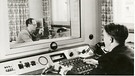 Sendung aus Nürnberg, am Mikrophon hinter der Glasscheibe Fritz Mellinger, der die Kommentare zu den Nürnberger Prozessen sprach, 1945 - 1947 | Bild: BR, Historisches Archiv