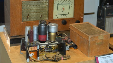 „Heinzelmann“-Radio mit Karton, auf dem die Einzelteile für den Bau aufgelistet waren, 1946 | Bild: Deutsches Museum