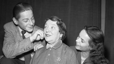 Studioszene zu einer Folge von Familie Brandl mit Liesl Karlstadt (1954). Die Hörfunksendung von Ernestine Koch ist über 20 Jahre im Programm des Bayerischen Rundfunks zu hören. | Bild: Fred Lindinger