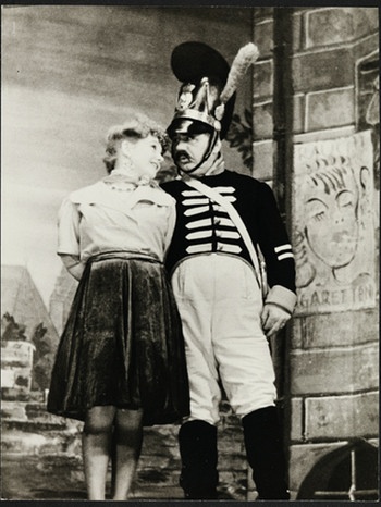 Erni Singerl und Weiß Ferdl in der bayerischen Oper "Carmen" am "Platzl" 1941 | Bild: Münchner Stadtbibliothek / Monacensia, Nachlass Erni Singerl, Signatur ESi 93