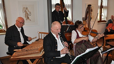 Die Hofmarkmusik Gempfing musiziert in der ehemaligen Synagoge Ichenhausen | Bild: Erich Hofgärtner