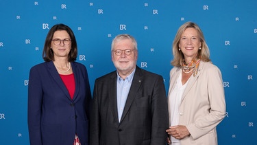 Von links: Ilse Aigner (Vorsitzende  Verwaltungsrat, Bayerischer Rundfunk),  Prof. Dr. Dr. habil. Godehard Ruppert (Vorsitzender Rundfunkrat, BR) und Katja Wildermuth (Intendantin, BR). | Bild: BR/Markus Konvalin