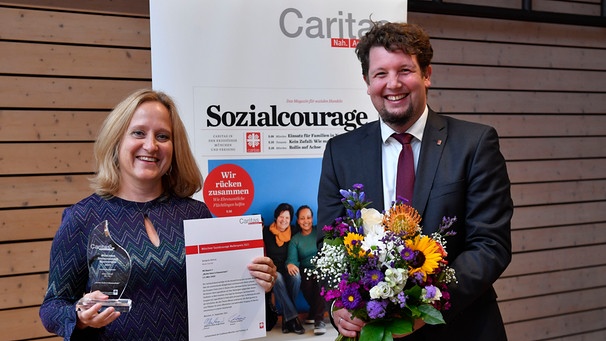 Preisträgerin Beate Greindl (links) und Thomas Schwarz (Mitglied der Jury) | Bild: Caritas München/Marcus Schlaf