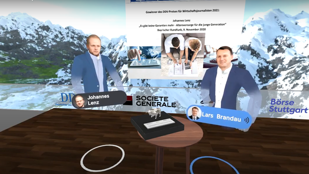 Virtuelle Preisverleihung: Johannes Lenz mit dem Moderator der Preisverleihung vor digitalem Bergpanorama | Bild: privat / Johannes Lenz