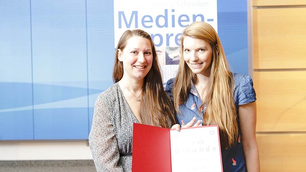 Preisträgerin Katharina Hübel (links) mit Laudatorin Lisa Altmeier | Bild: Max Kratzer / AOK