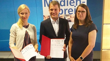 Preisträger Vanessa Lünenschloß und Wolfgang Kerler und Laudatorin Katia Niemann, NJB, die Philipp Grüll vertreten hat. | Bild: BR/Carl-Hermann Diekmann