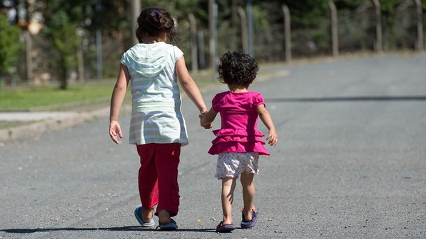 Zwei Flüchtlingskinder gehen auf einer Straße | Bild: dpa-Bildfunk/Sebastian Kahnert