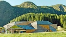 Holzschnitzerei in Gröden Südtirol bergmeisterwolf architekten | Bild: BR