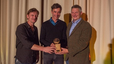 Moritz Kipphard, Florian Guthknecht und Bernd Strobel (v.l.) bei der Preisverleihung | Bild: Matthias Balk