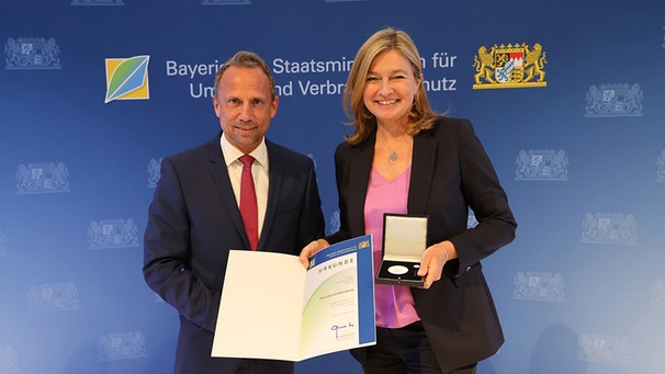 Umweltminister Glauber überreicht Iska Schreglmann die bayerische Umweltmedaille | Bild: Bernhard Kastner