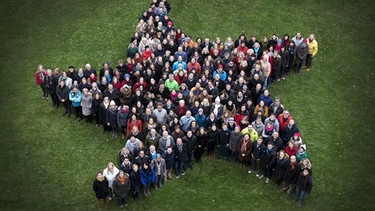 Über 200 Mitarbeiter des Bayerischen Rundfunks versammelten sich im Innenhof zu einem Gruppenbild in Sternform. | Bild: BR/Theresa Högner