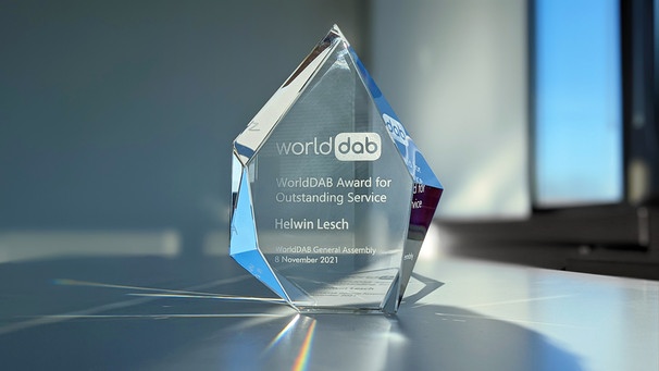 Der "WorldDAB Award for Outstanding Service 2021" wurde Herrn Helwin Lesch – Leiter der HA Verbreitung und Controlling – verliehen.
| Bild: BR/Petra Decker