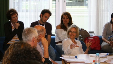 Teilnehmer diskutieren über die zur Auswahl stehenden Kinder- und Jugendfilme | Bild: BR/Stiftung Prix Jeunesse