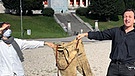 Gudrun Skupin und Peter Weiß halten gemeinsam eine Lederhose hoch | Bild: BR/Andreas Dirscherl