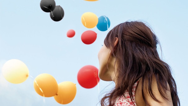 Frauenkopf mit Luftballons | Bild: BR