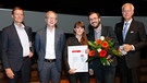 Anna Bühler und Till Ottlitz mit Blumenstrauß bei der Preisverleihung in Leipzig  | Bild: BR