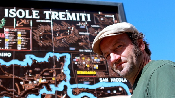 Schmidt Max in Italien vor der Karte der Trimiti-Inseln | Bild: BR