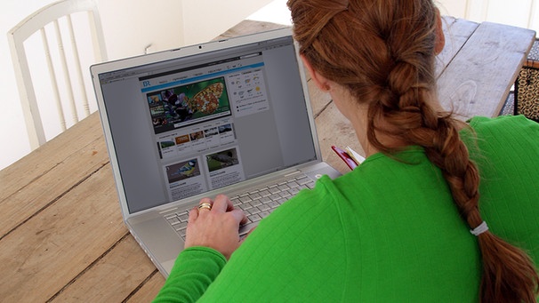 Frau hat auf ihrem Laptop die Startseite von BR.de geöffnet | Picture: BR, colourbox.com; Montage: BR