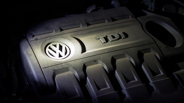 Taschenlampe leuchtet auf VW TDI Dieselmotor | Bild: picture-alliance/dpa