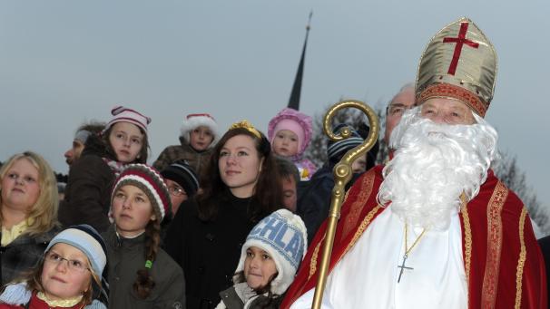 Bischof Nikolaus mit Kindern | Bild: picture-alliance/dpa