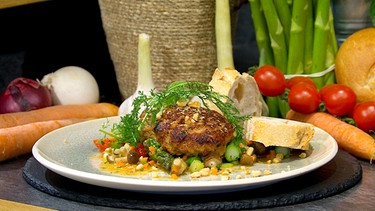 Lammpflanzerl mit grünem Spargelsalat mit Pfeffer-Honig-Marinade | Bild: BR