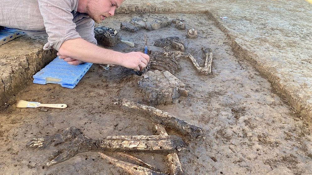 Archäologen haben unweit von Landau das rund 6.800 Jahre alte Skelett eines Mannes aus der Jungsteinzeit entdeckt. | Bild: BR/Harald Mitterer 