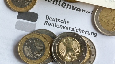 Geld liegt auf einem Schreiben der Deutschen Rentenversicherung. | Bild: dpa-Bildfunk/Fernando Gutierrez-Juarez