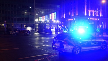 Ein Polizeiauto steht bei einem Polizeieinsatz am Münchner Hauptbahnhof.  | Bild: picture alliance/dpa | Felix Hörhager 