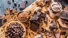Schokolade auf einem Brett. | Bild: mauritius images / Tetra Images / Mike Kemp