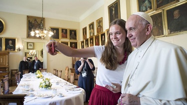Selfie mit Papst Franziskus | Bild: picture-alliance/dpa|Ansa/Osservatore Romano