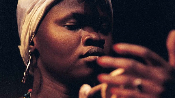 Die Tänzerin der Gruppe Fatala aus Guinea trat auf dem 2. Africa Festival 1990 auf. | Bild: Ali Schuster