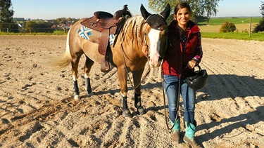Reiten wie ein Cowgirl | Anna und Quarter Horse Cash, der trägt einen Westernsattel. | Bild: BR / Text und Bild Medienproduktion GmbH & Co KG