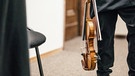 Eine Violinistin und ihre Violine während des ARD Musikwettbewerbs in den Proberäumen der Hochschule für Musik und Theater in München. | Bild: BR/Fabian Stoffers