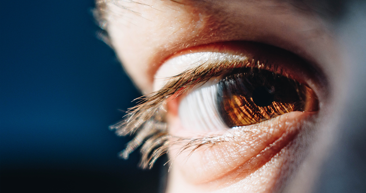 Ein braunes Auge mit Wimpern | Bild: unsplash