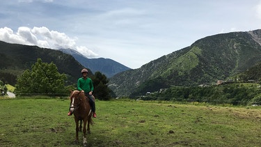 Pyrenäen: Andorra: Reiten ist in Andorra sehr beliebt. Die Pferde der Rasse Mérens sind für die Berge bestens geeignet. | Bild: BR/Bernd-Uwe Gutknecht